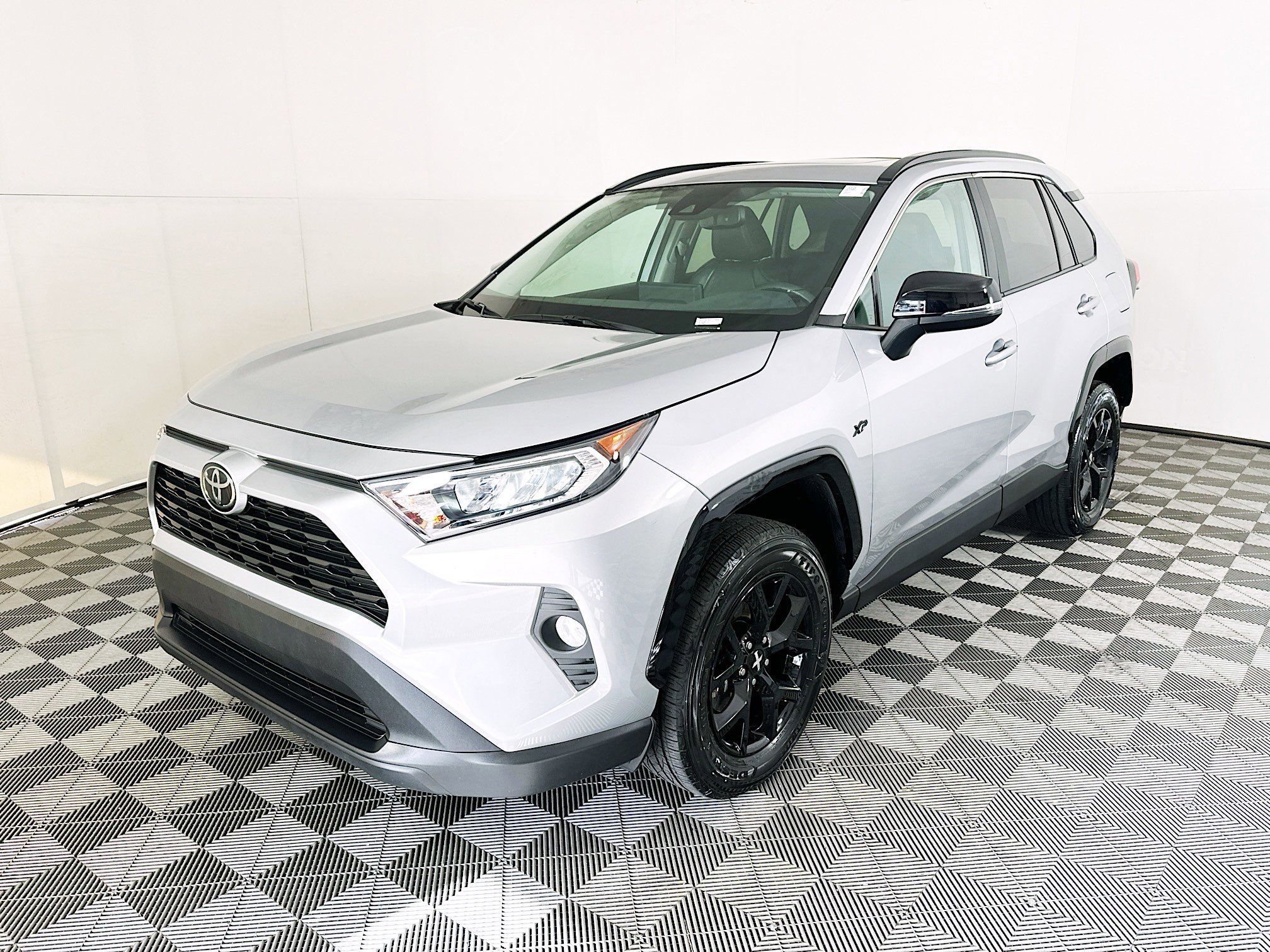 Used 2021 Toyota RAV4 XLE w/ Convenience Package FWD image 7