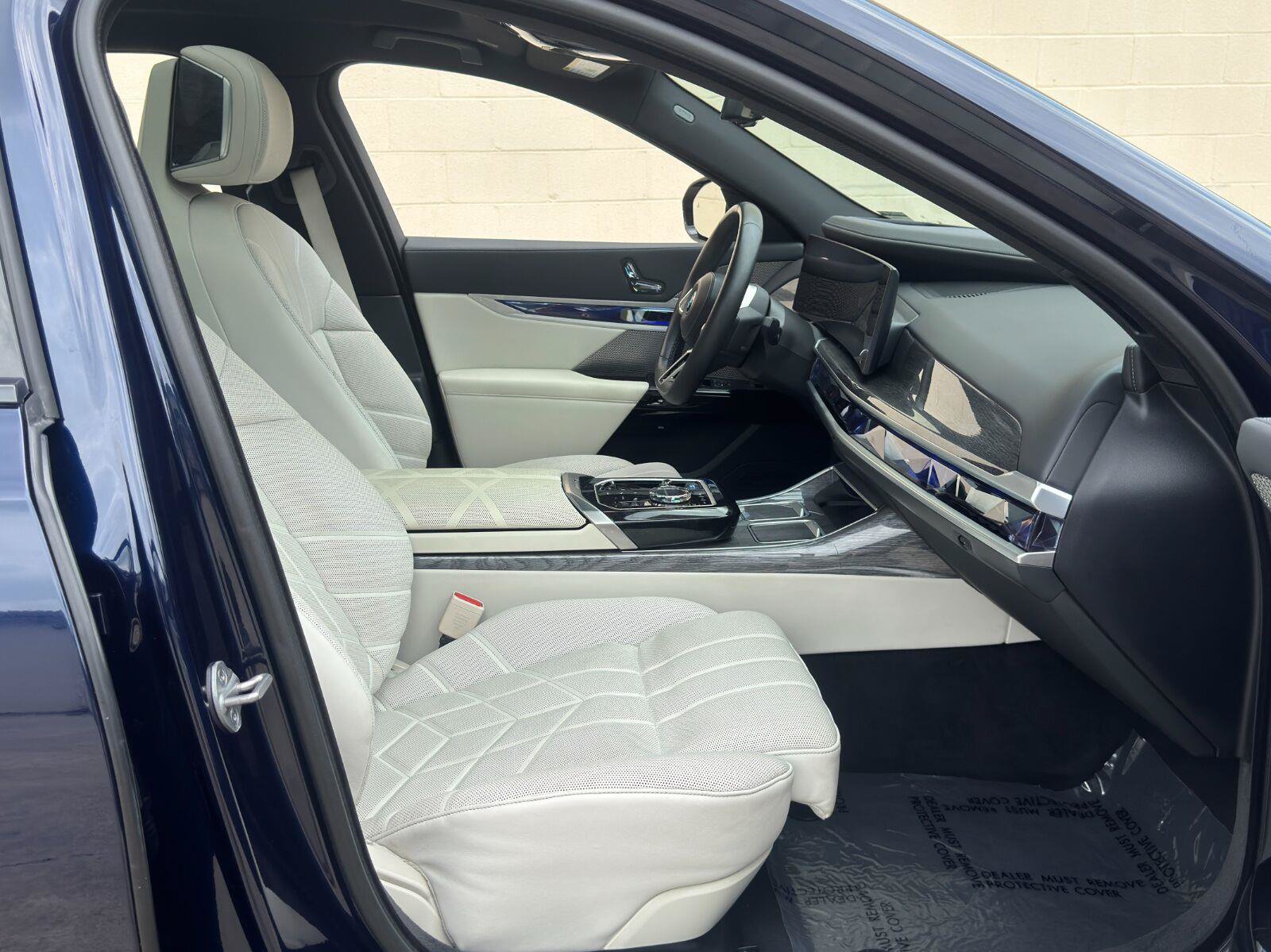 Used 2023 BMW i7 xDrive60 AWD/4WD image 15