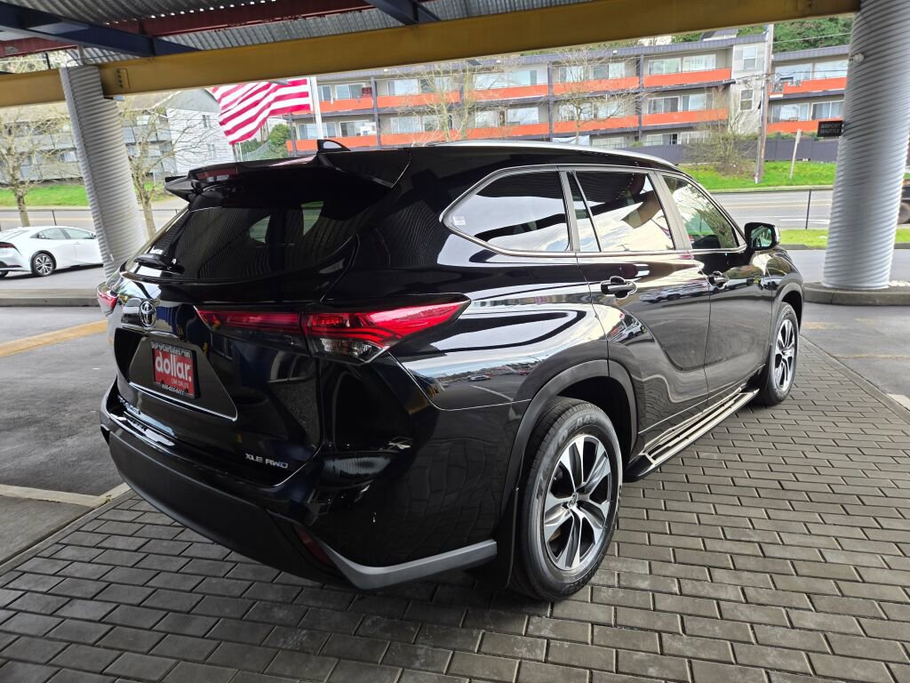 Used 2023 Toyota Highlander XLE image 5