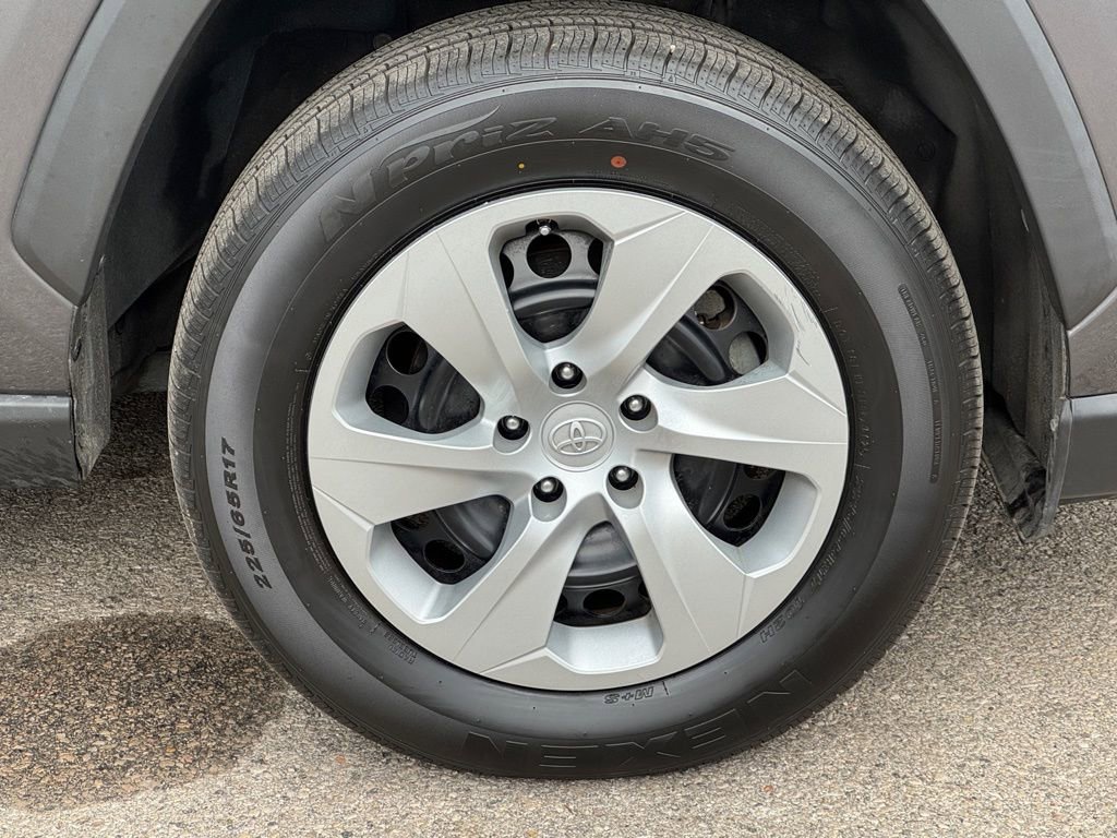 Used 2021 Toyota RAV4 LE image 8