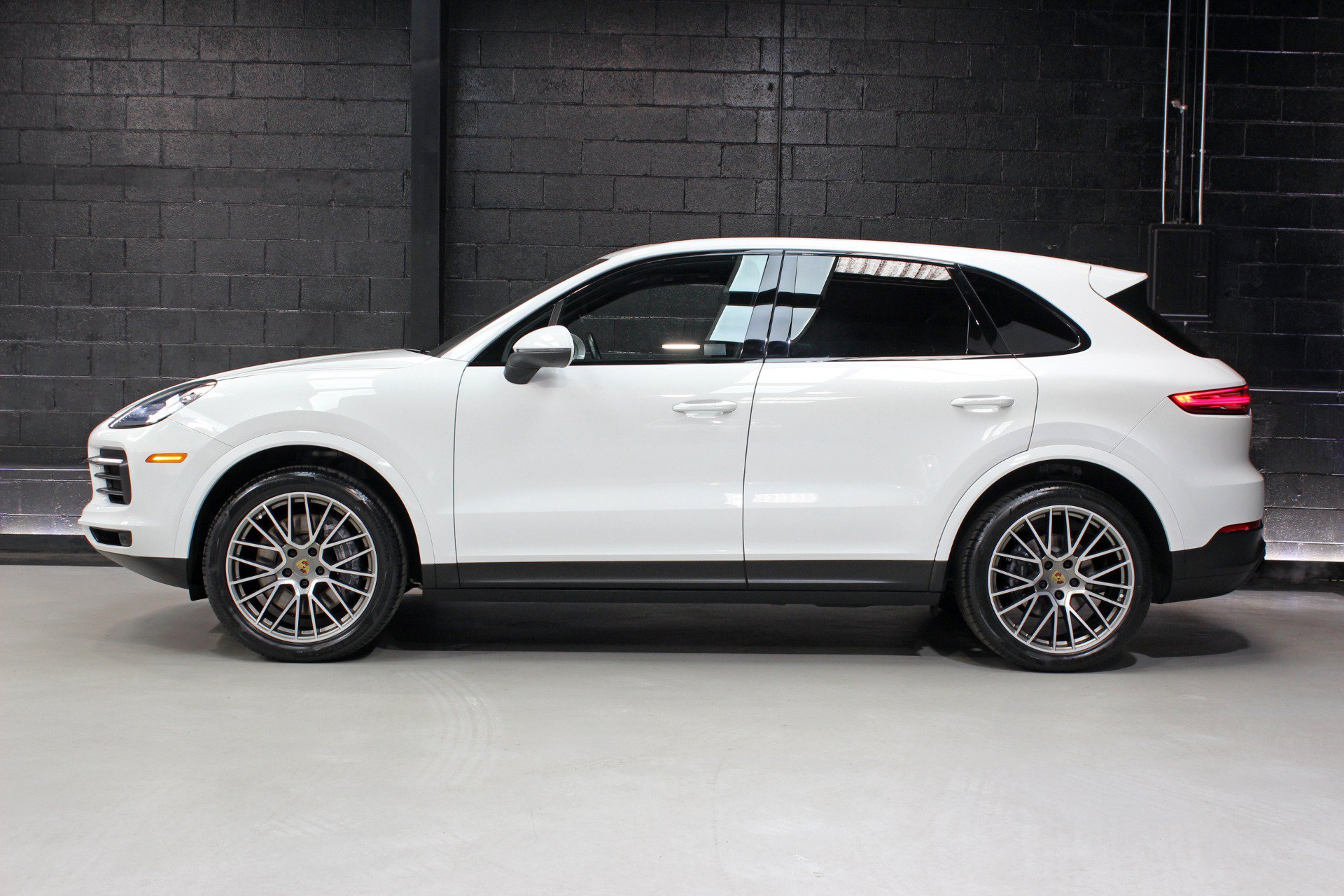 Used 2022 Porsche Cayenne Platinum Edition AWD/4WD image 3