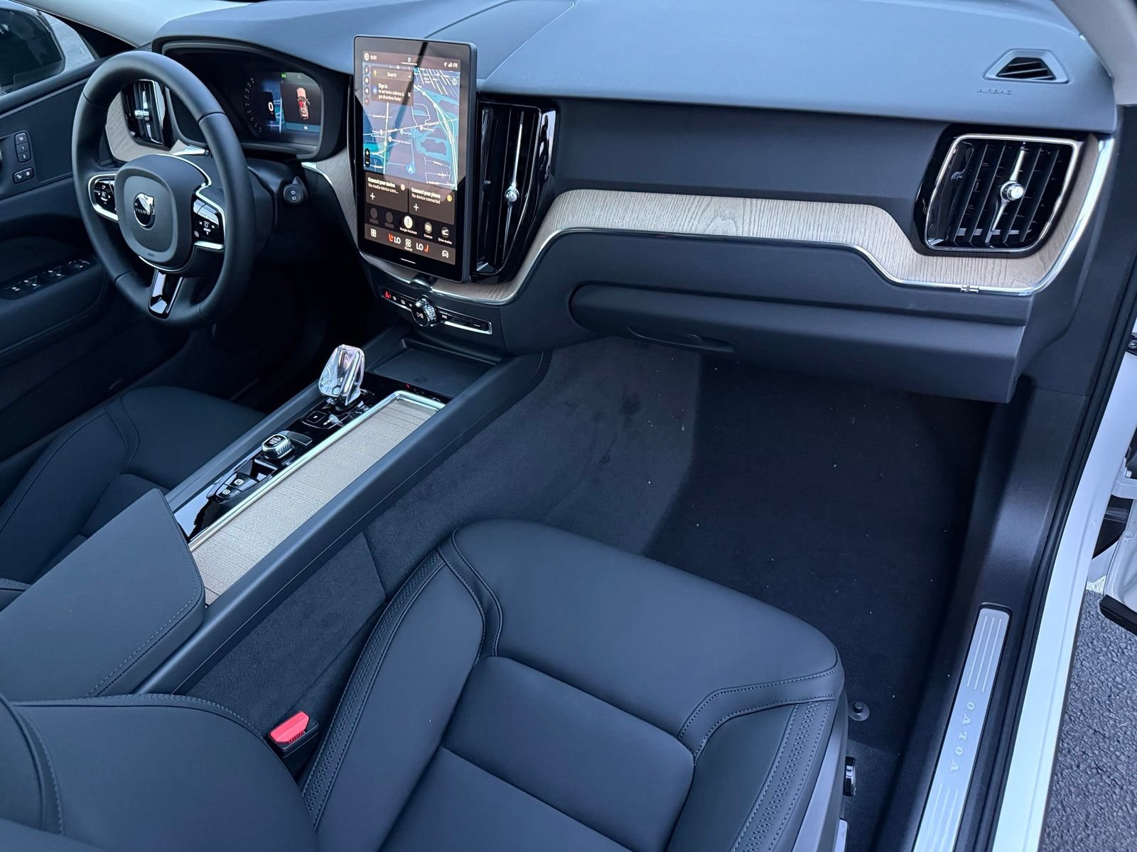 New 2026 Volvo XC60 T8 Plus w/ Climate Package PRO AWD/4WD image 17