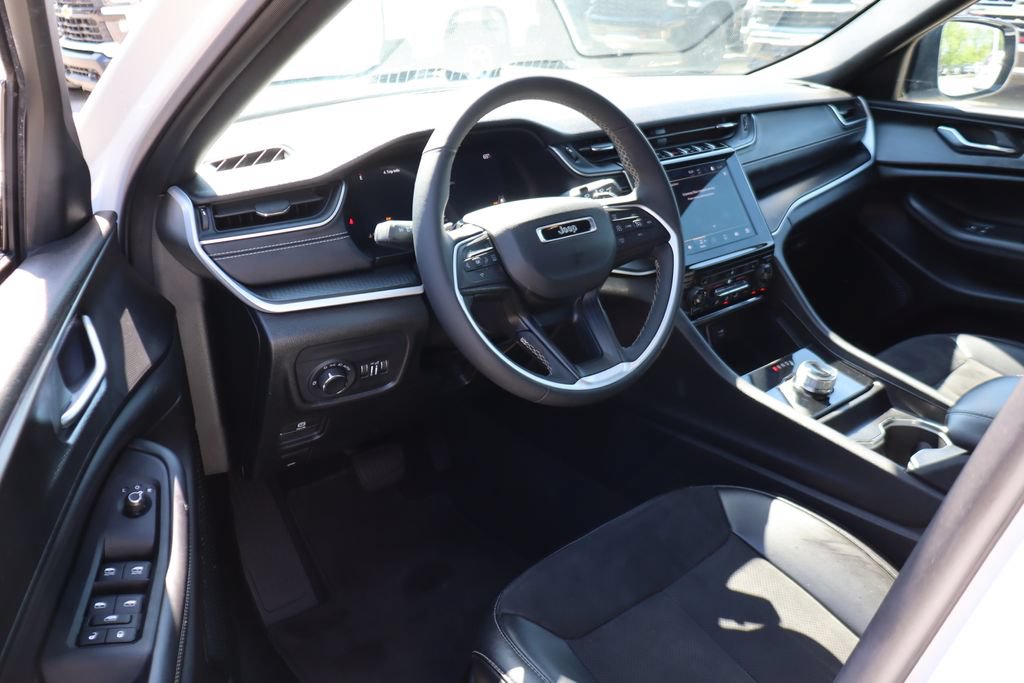 Used 2024 Jeep Grand Cherokee Altitude AWD/4WD image 12