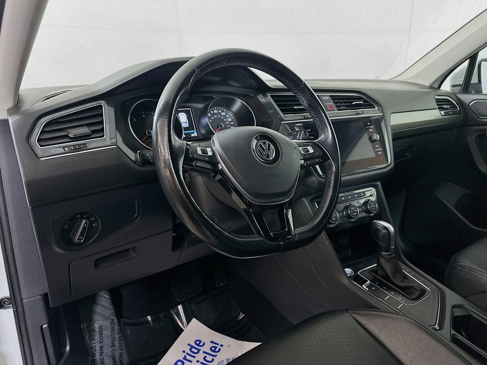 Used 2018 Volkswagen Tiguan SE w/ Front Fog Lights Package FWD image 2