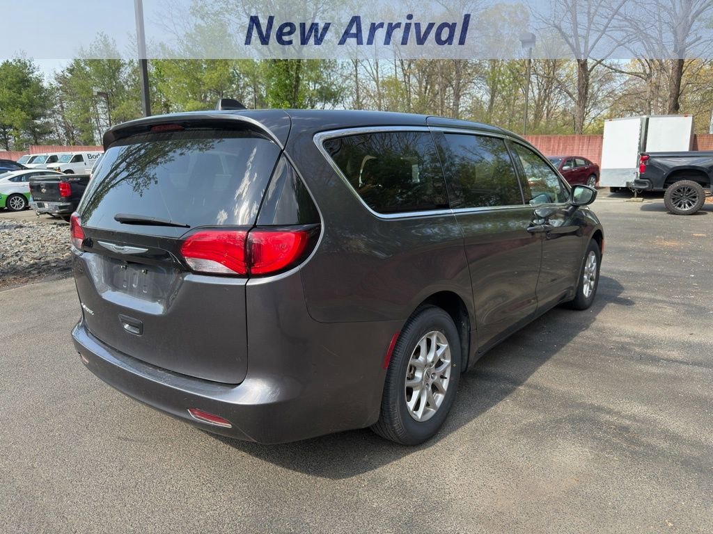 Used 2023 Chrysler Voyager LX image 3