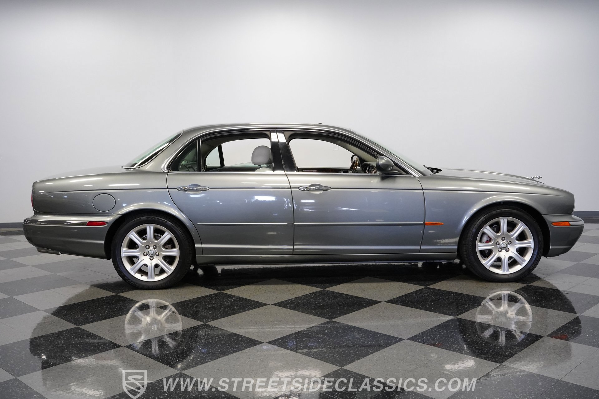 Used 2004 Jaguar XJ8 image 14