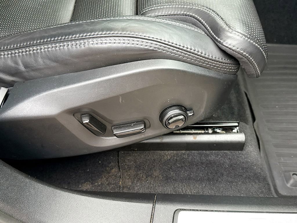 Used 2023 Volvo XC60 B5 Ultimate w/ Protection Package Premier image 37