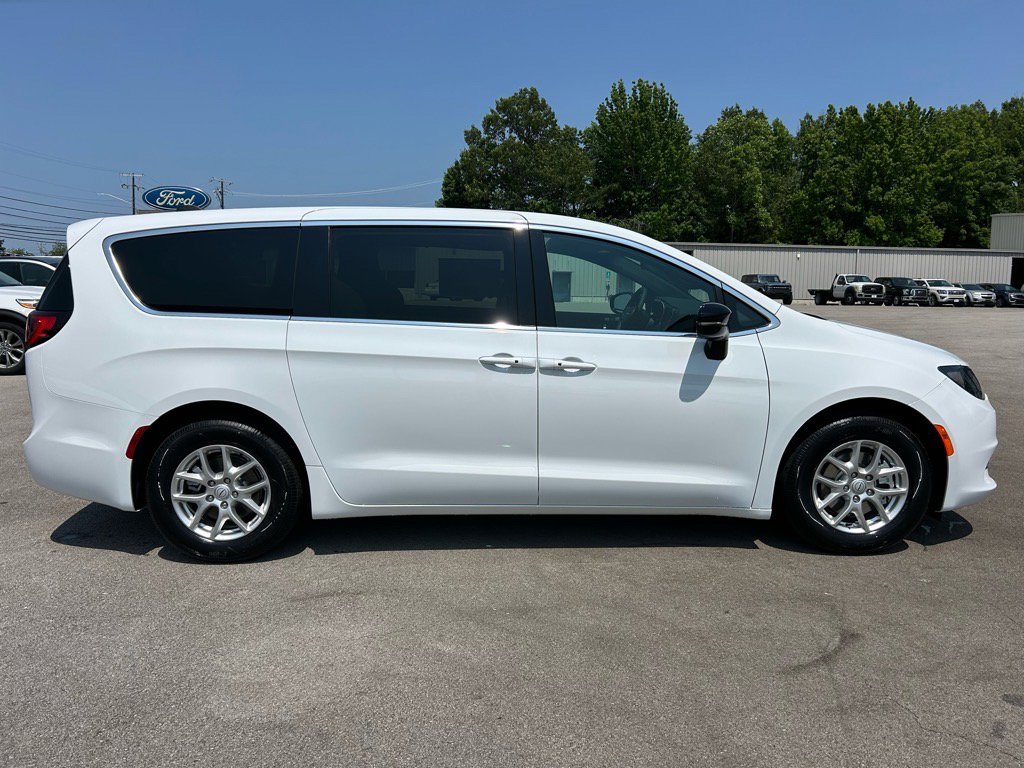 New 2025 Chrysler Voyager LX image 3