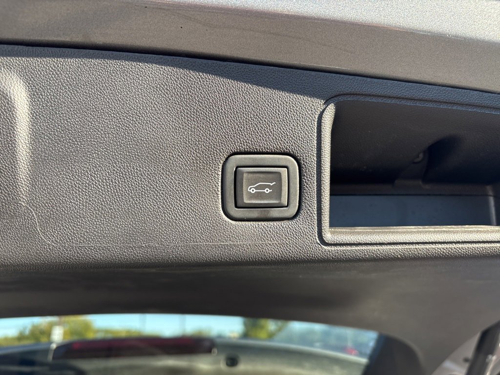 Used 2024 GMC Terrain SLT image 25