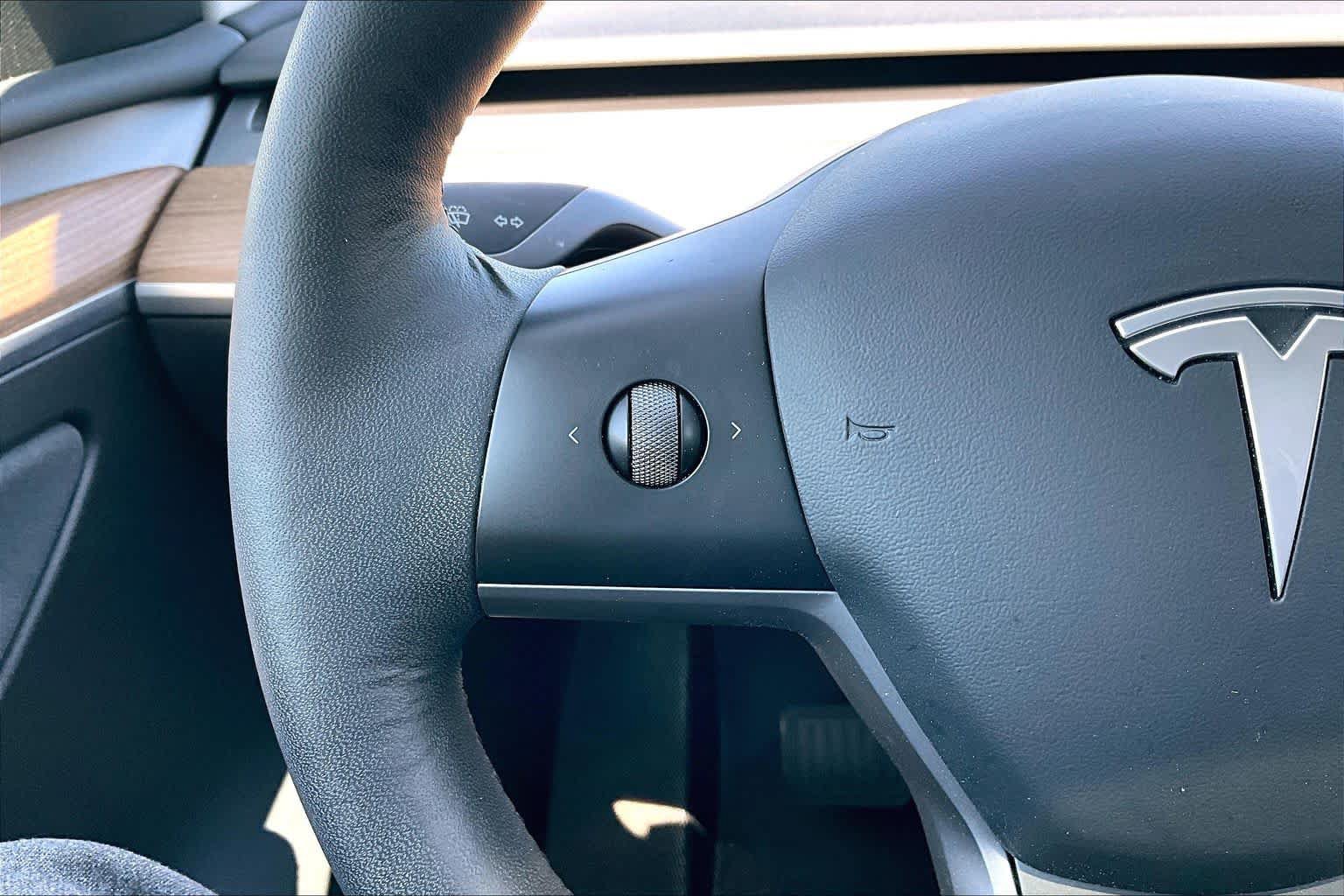 Used 2022 Tesla Model Y Long Range AWD/4WD image 24