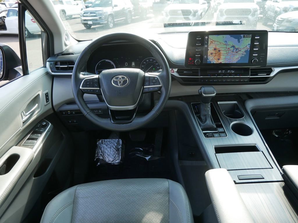 Used 2023 Toyota Sienna Limited image 12