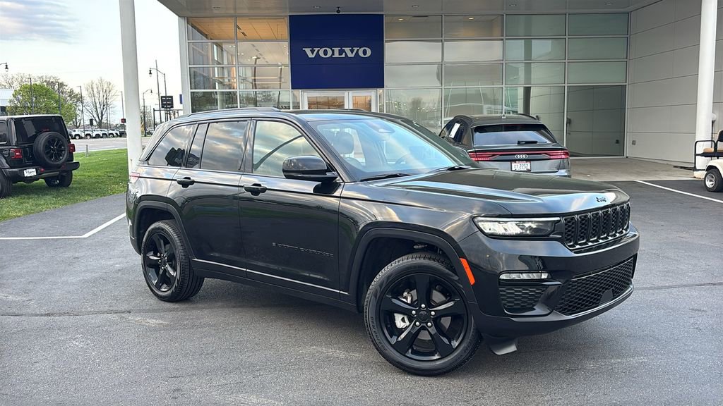 Used 2025 Jeep Grand Cherokee Limited w/ Black Appearance Package AWD/4WD image 2