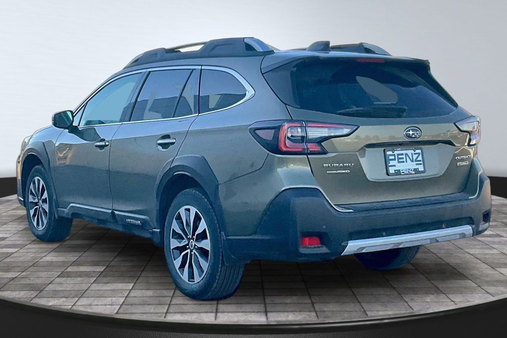 Used 2023 Subaru Outback Touring AWD/4WD image 4