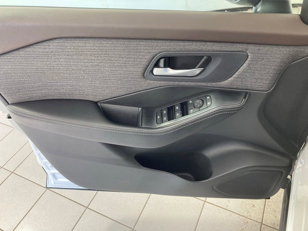 Used 2023 Nissan Rogue SV image 14