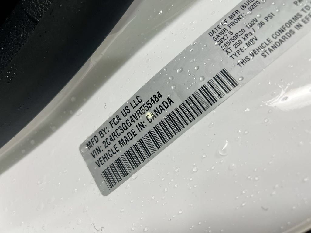 New 2027 Chrysler Pacifica Limited w/ Family Tech Group AWD/4WD image 30