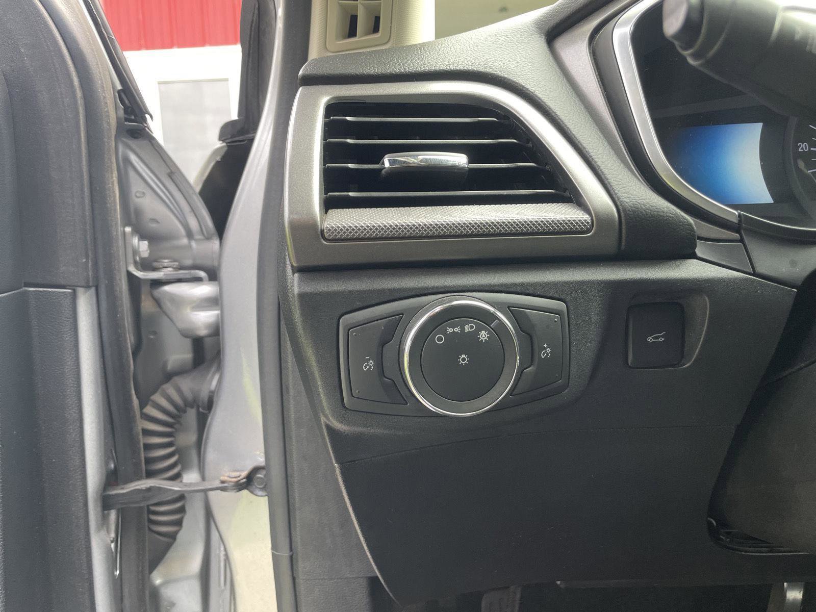 Used 2020 Ford Fusion SE image 14