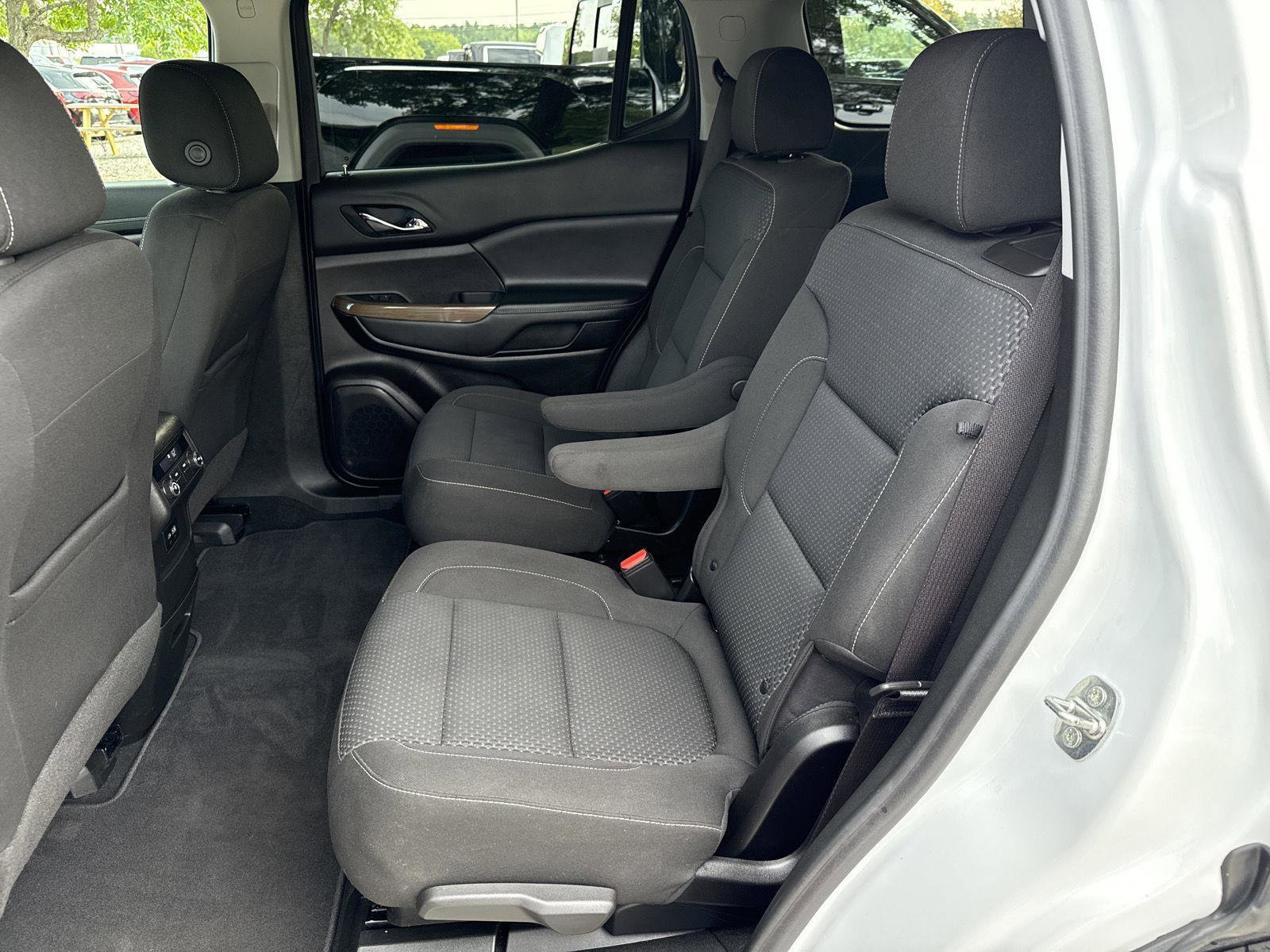 Used 2023 GMC Acadia SLE image 12