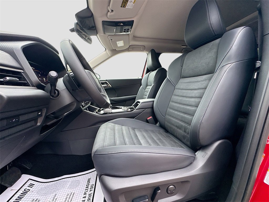 New 2025 Mitsubishi Outlander SE image 22