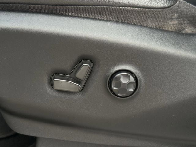 Used 2022 Chrysler Pacifica Touring-L image 25