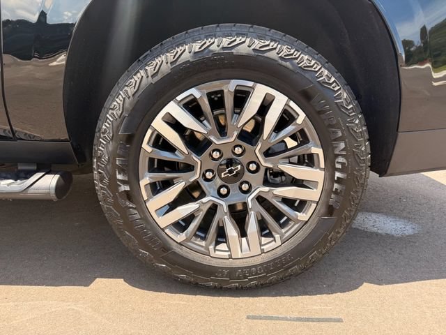 Used 2025 Chevrolet Suburban Z71 AWD/4WD image 12