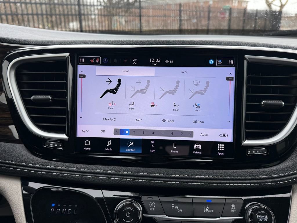 Used 2024 Chrysler Pacifica Limited image 24