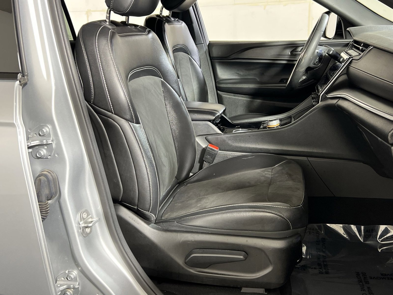 Used 2023 Jeep Grand Cherokee L Laredo image 27