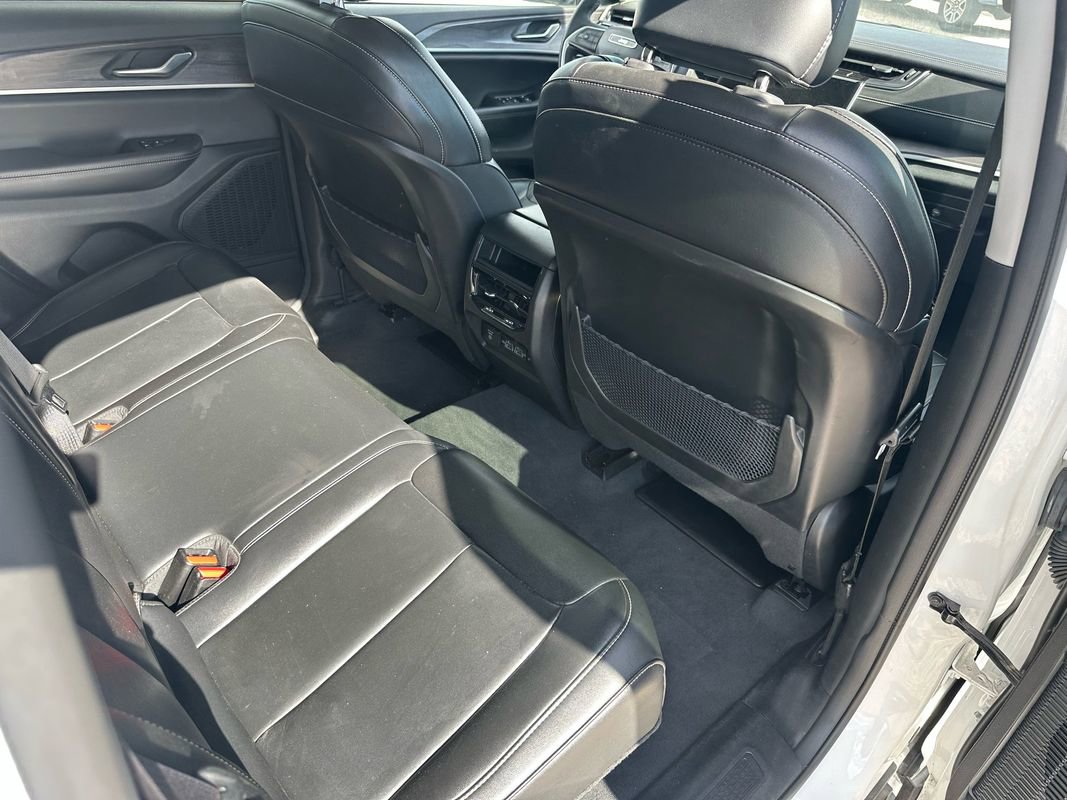 Used 2023 Jeep Grand Cherokee Limited w/ Black Appearance Package image 26