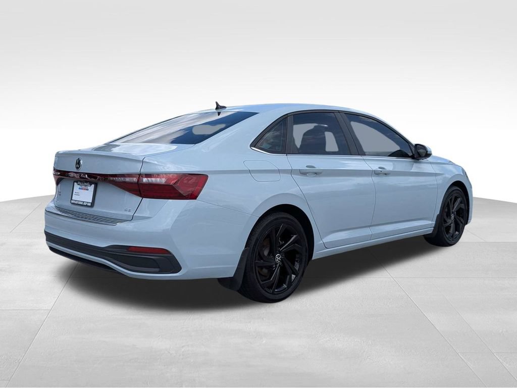 Used 2025 Volkswagen Jetta SE FWD image 4