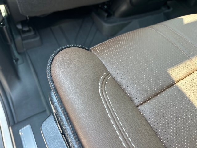 Used 2025 Chevrolet Tahoe High Country AWD/4WD image 18
