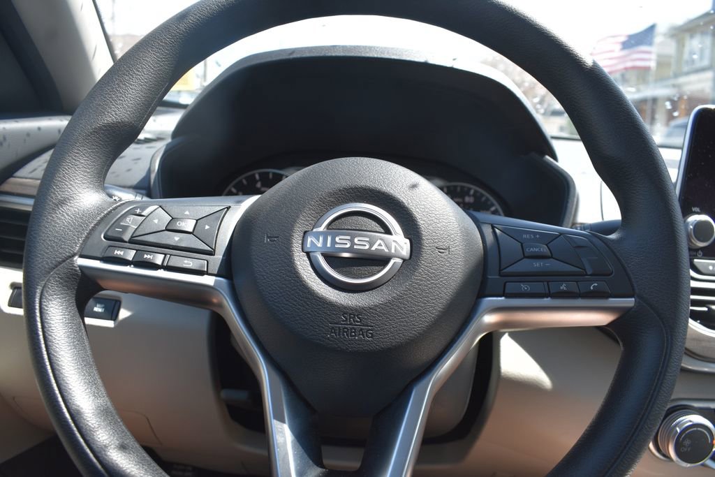 Used 2025 Nissan Altima 2.5 SV image 14