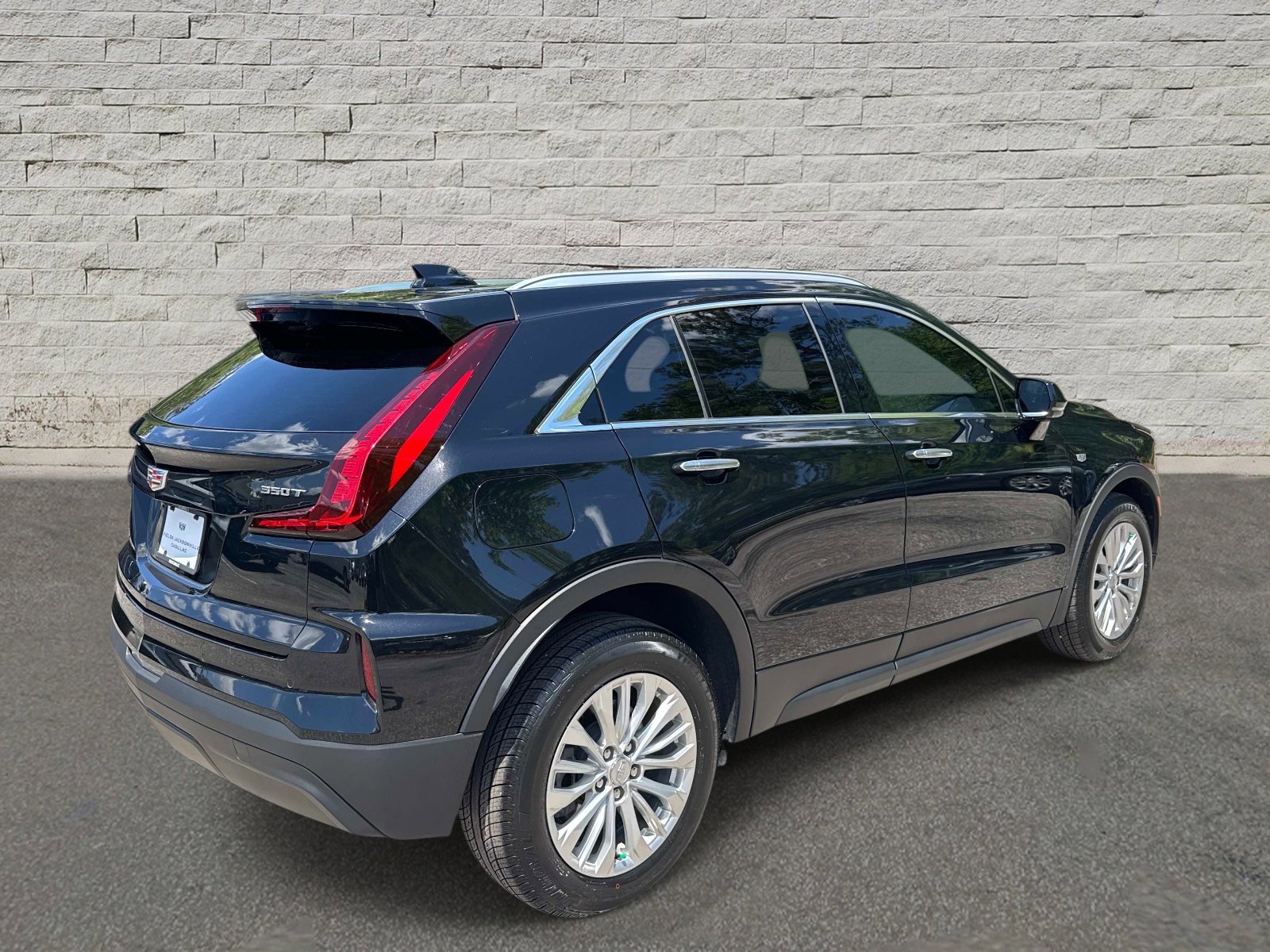 Used 2024 Cadillac XT4 Luxury w/ Cold Weather Package FWD image 5