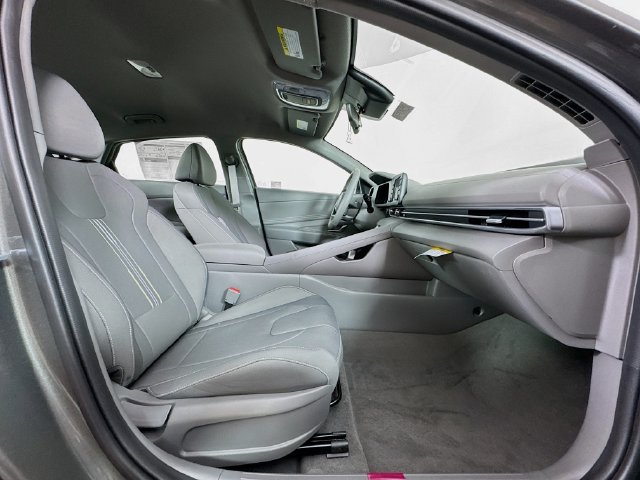 Used 2025 Hyundai Elantra Sport FWD image 41