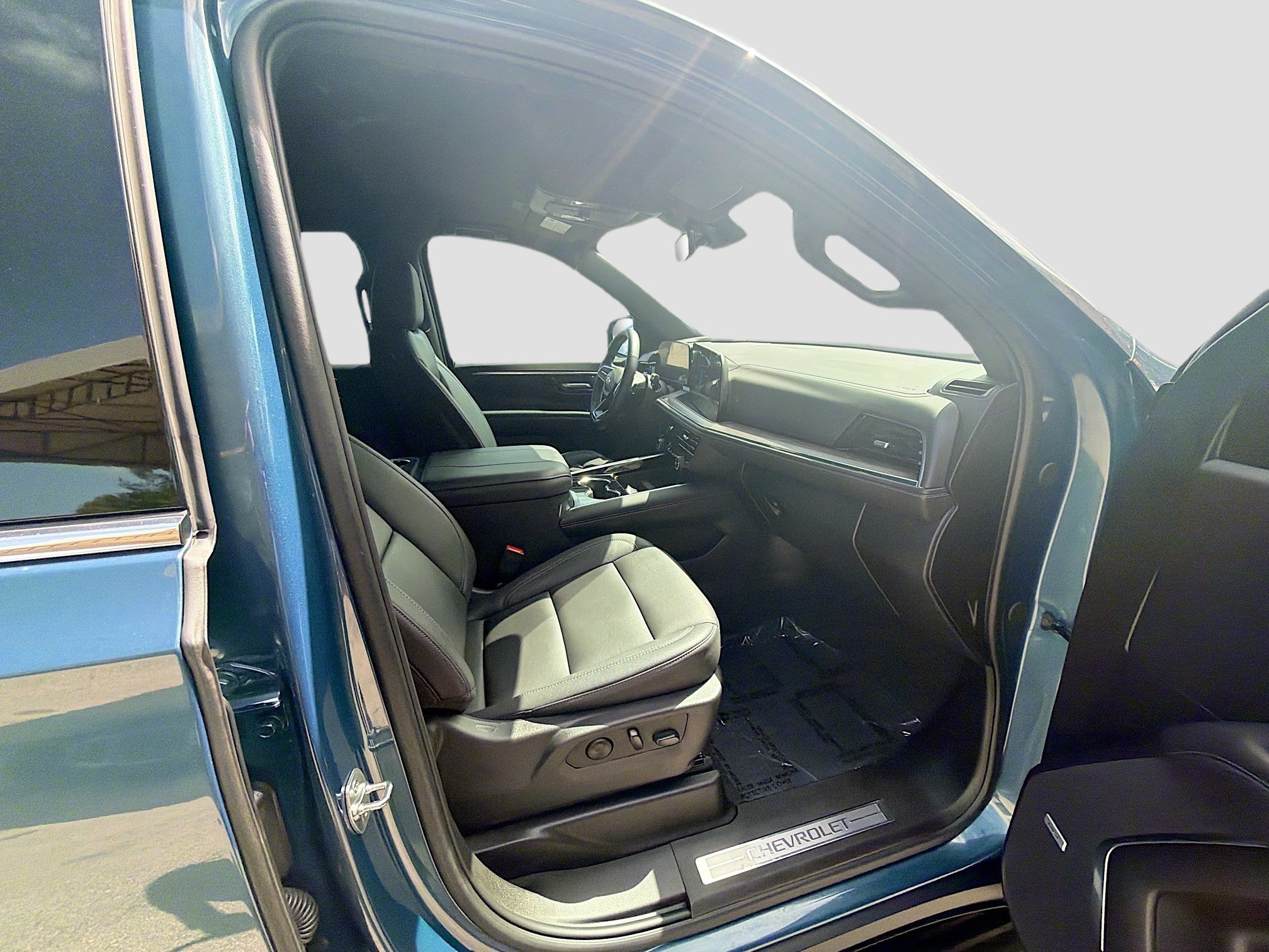 Used 2025 Chevrolet Suburban LT w/ Comfort Package RWD image 29