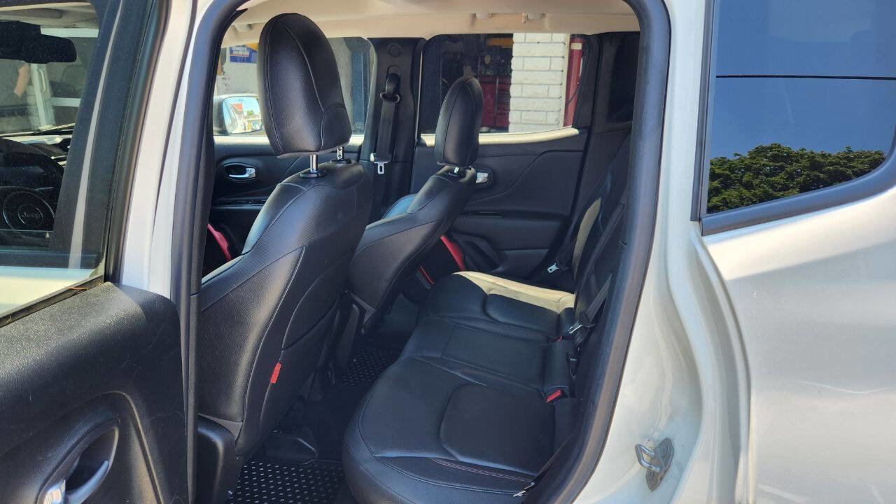 Used 2016 Jeep Renegade Trailhawk w/ Premium Trailhawk Package image 13