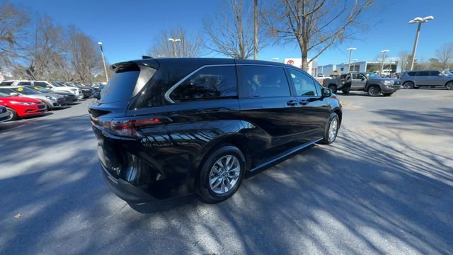 Used 2025 Toyota Sienna LE image 16