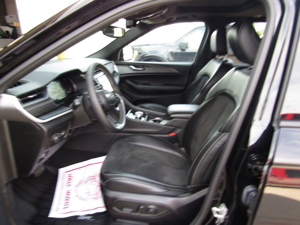 Used 2024 Jeep Grand Cherokee L Altitude AWD/4WD image 24