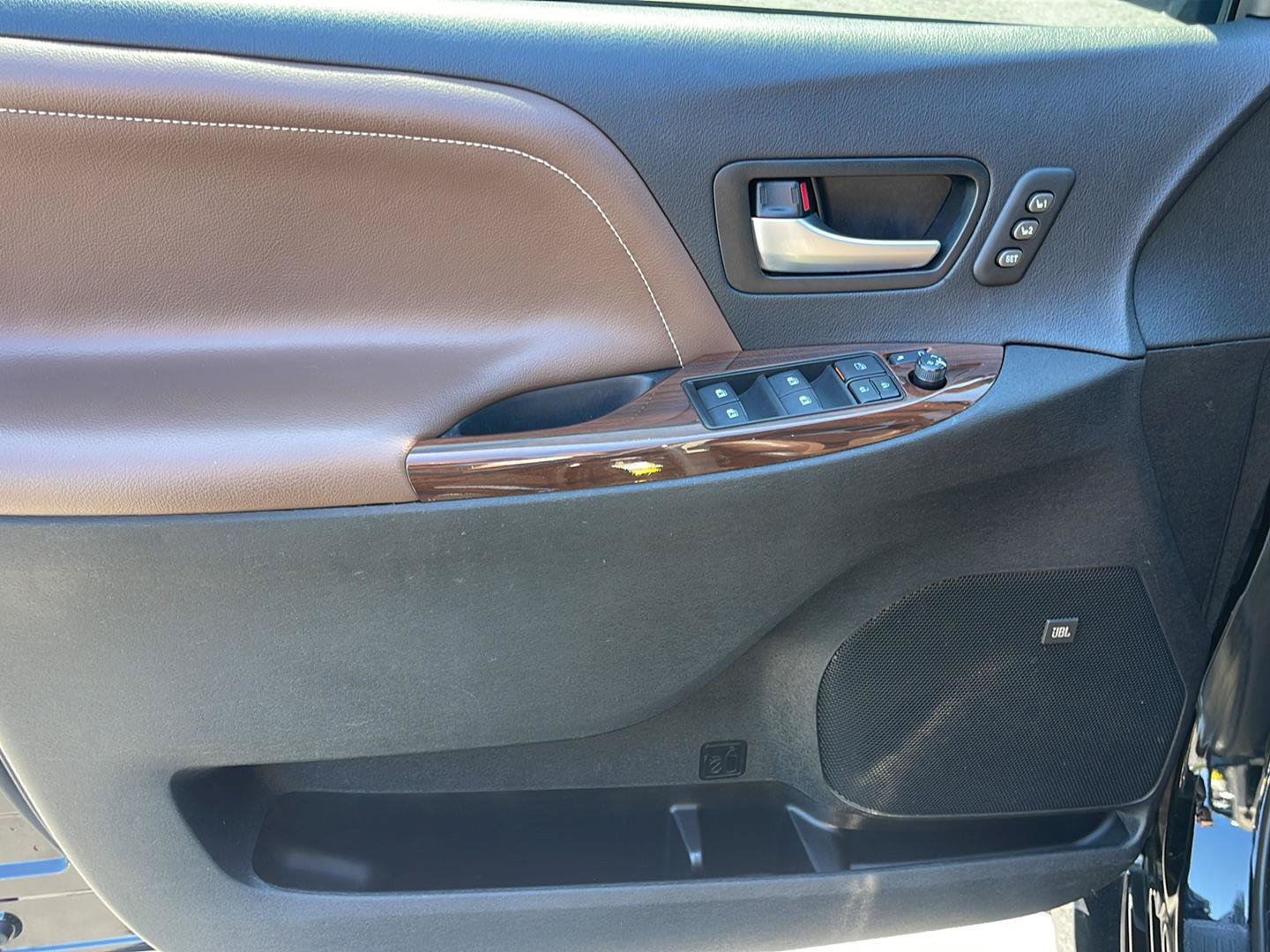 Used 2020 Toyota Sienna Limited Premium FWD image 14
