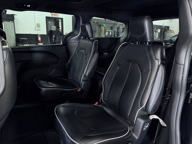 Used 2025 Chrysler Pacifica Limited FWD image 23