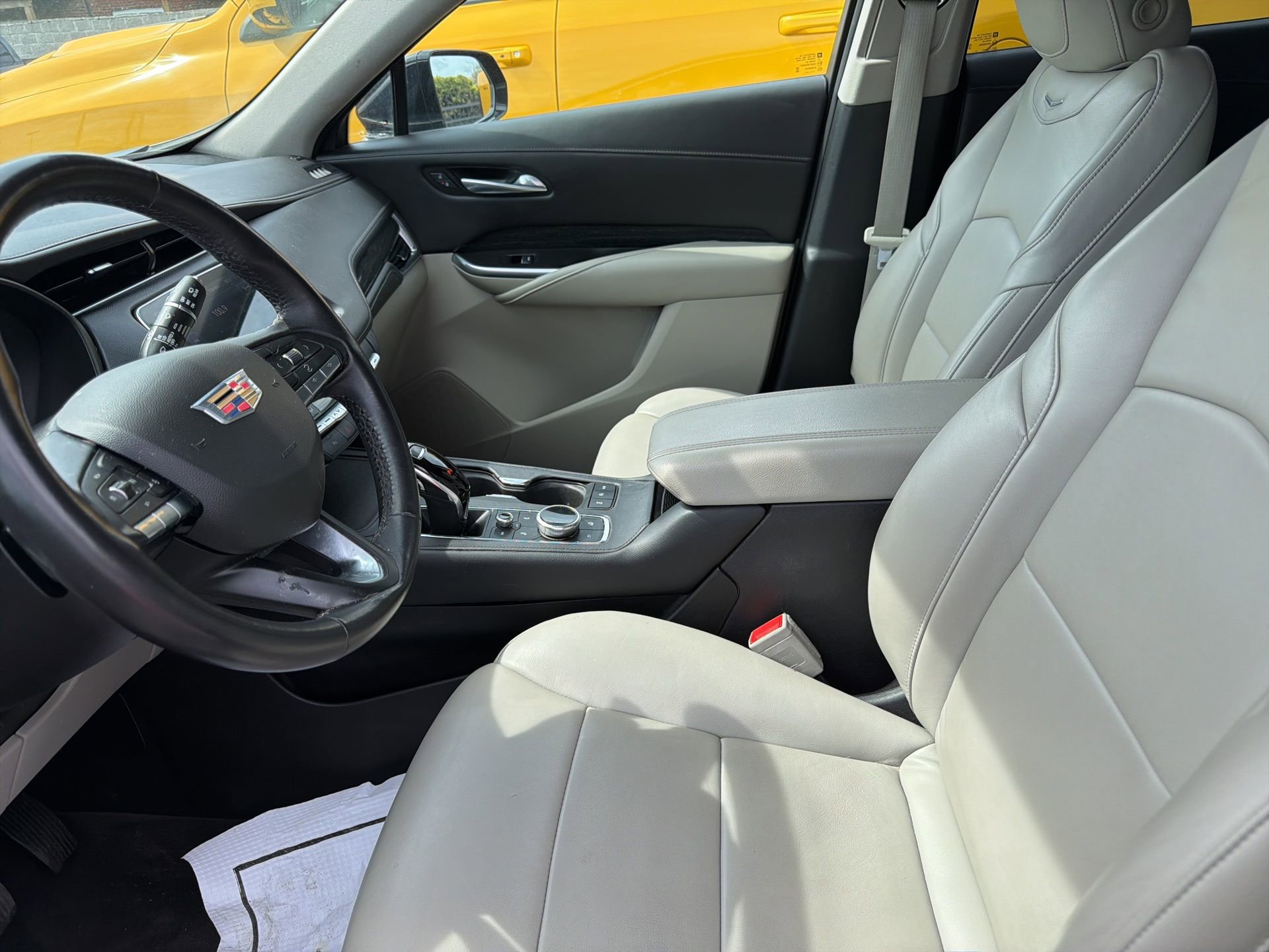 Used 2022 Cadillac XT4 Premium Luxury AWD/4WD image 2