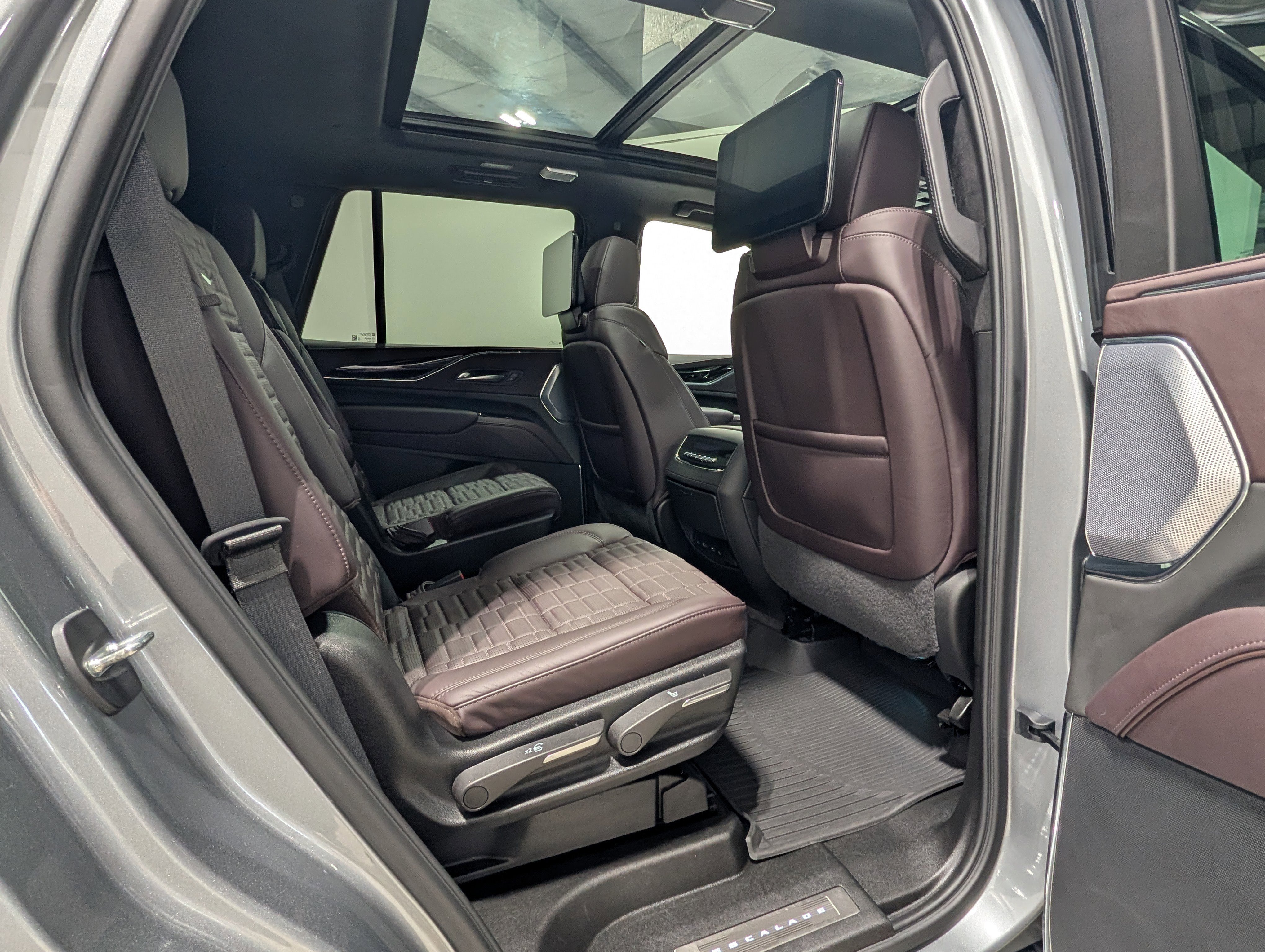 Used 2024 Cadillac Escalade V w/ LPO, ONYX Package AWD/4WD image 21