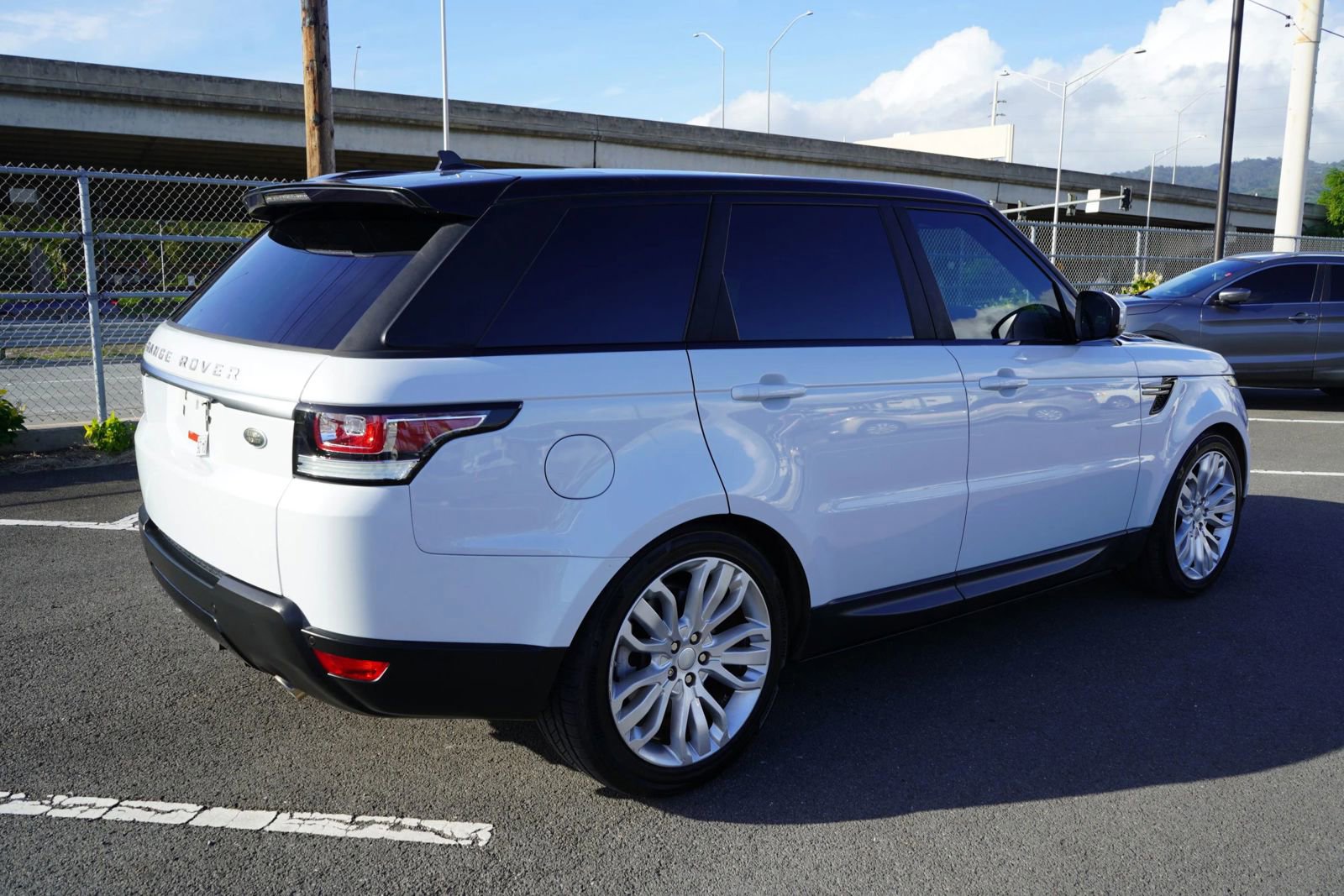 Used 2016 Land Rover Range Rover Sport SE image 23