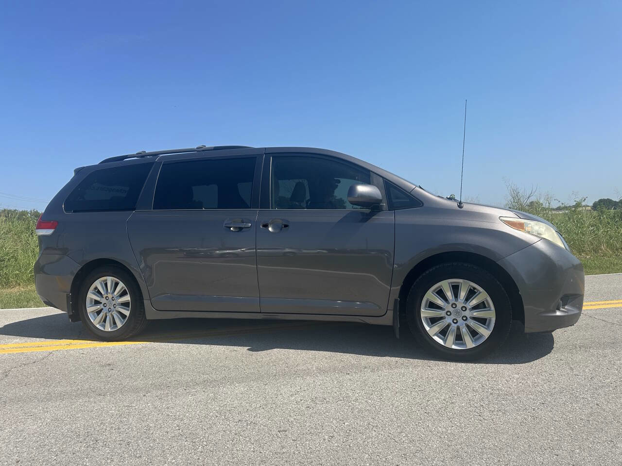 Used 2012 Toyota Sienna LE image 2