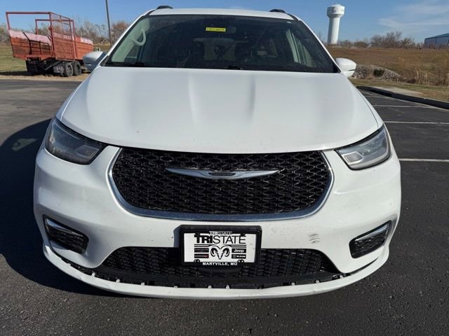 Used 2022 Chrysler Pacifica Touring-L image 2