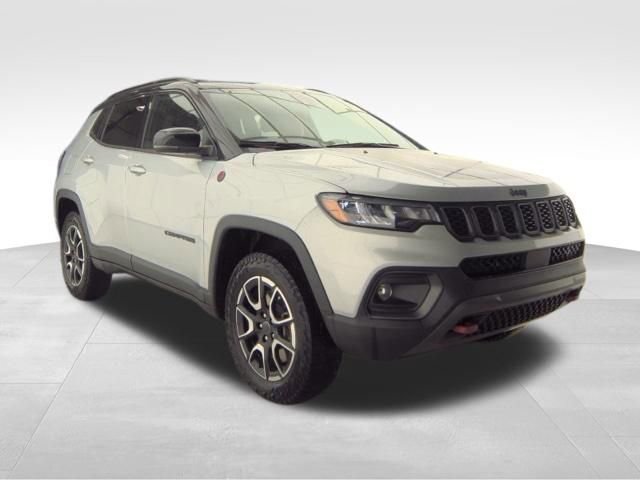 Used 2025 Jeep Compass Trailhawk video 2