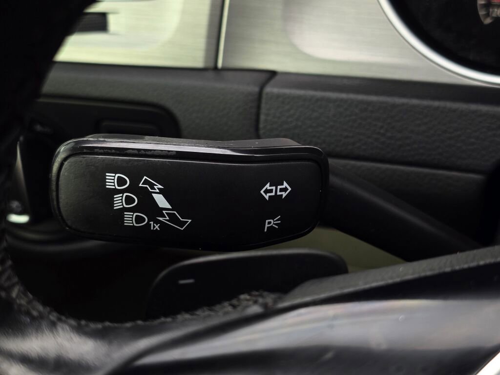 Used 2016 Volkswagen Golf SE image 28