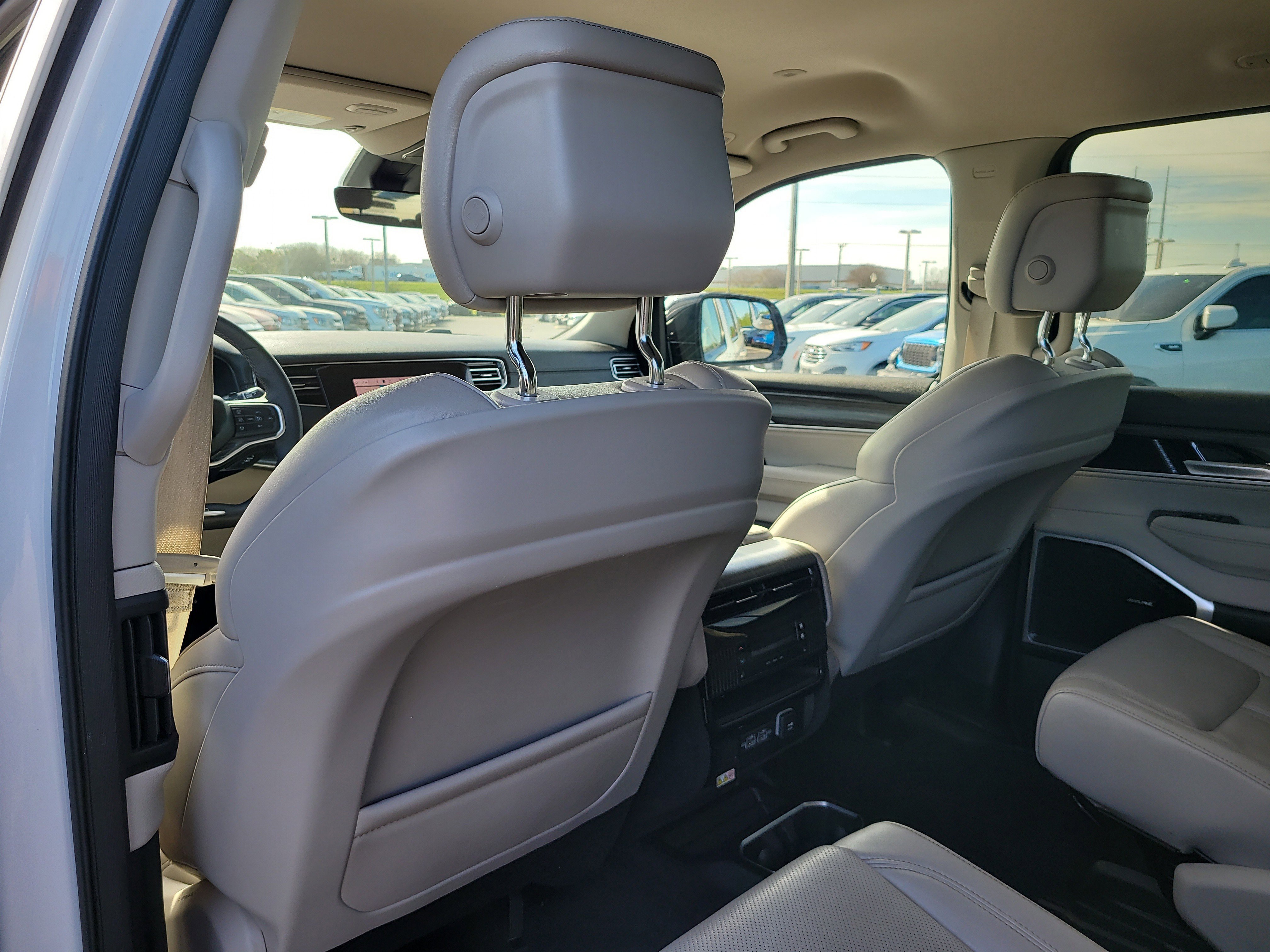 Used 2024 Jeep Wagoneer L Series II w/ Flexible Seating Group image 13