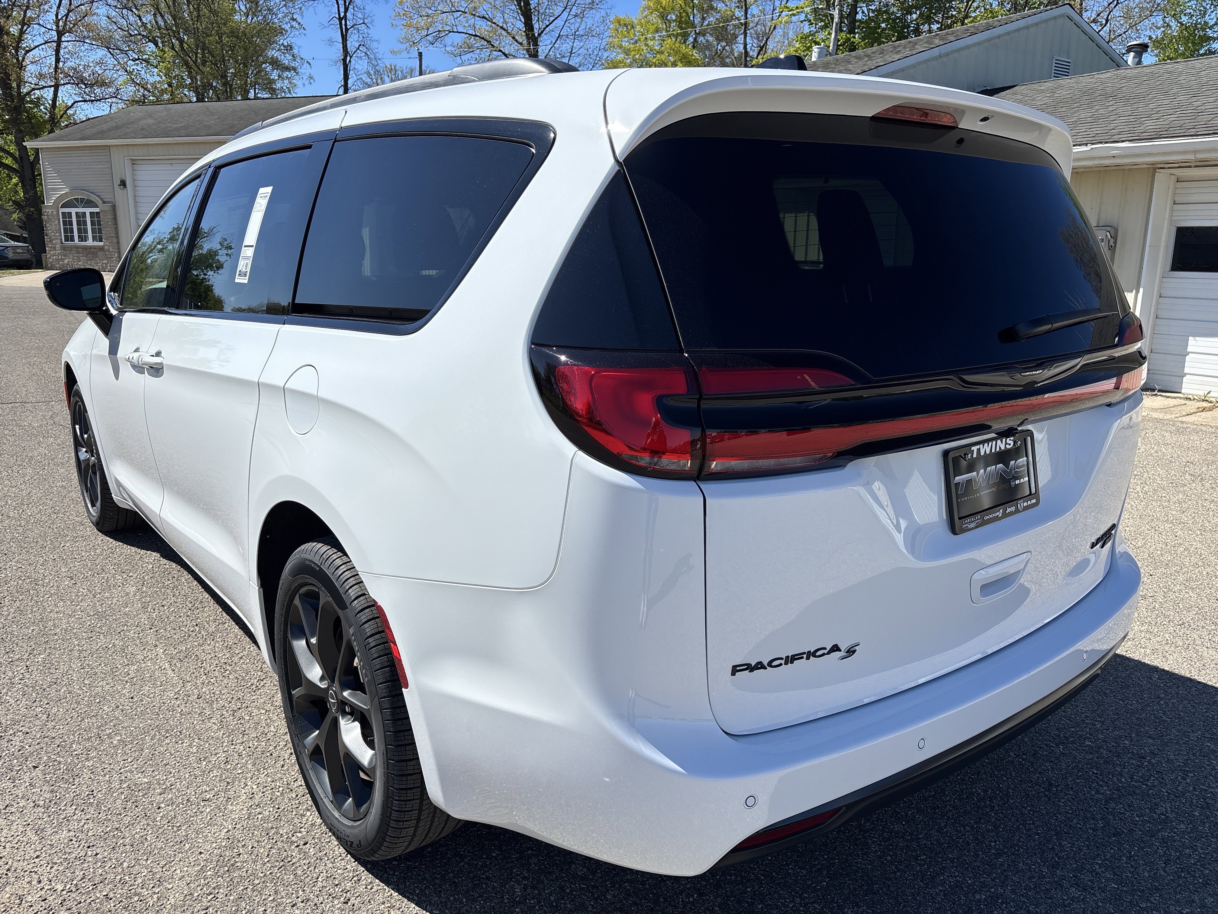 New 2026 Chrysler Pacifica Limited w/ Uconnect Theater Family Group AWD/4WD image 11