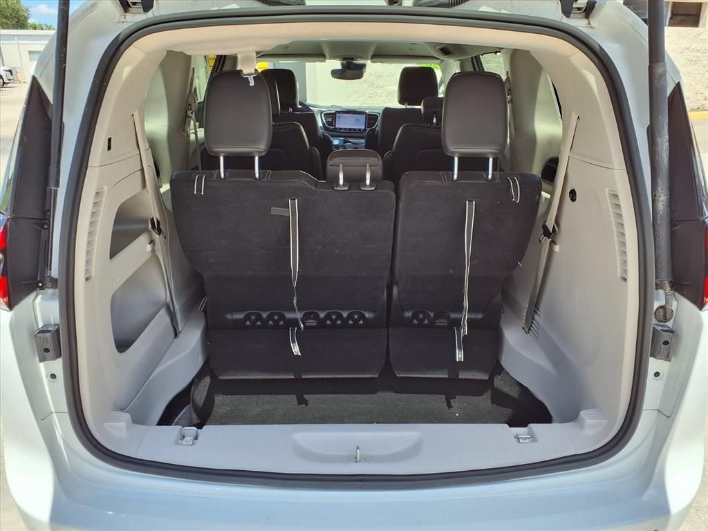 Used 2023 Chrysler Pacifica Touring-L FWD image 14