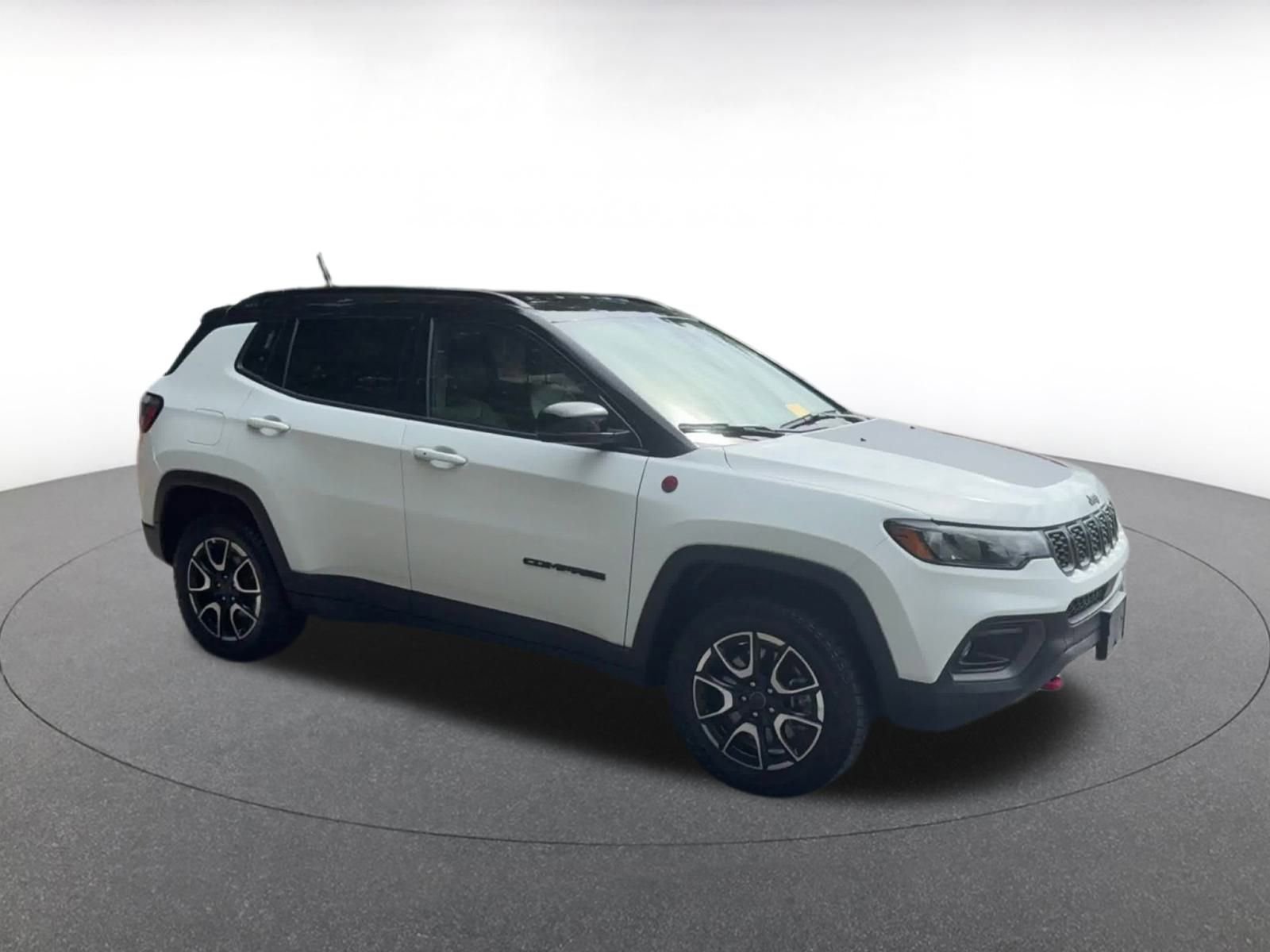 Used 2025 Jeep Compass Trailhawk video 2