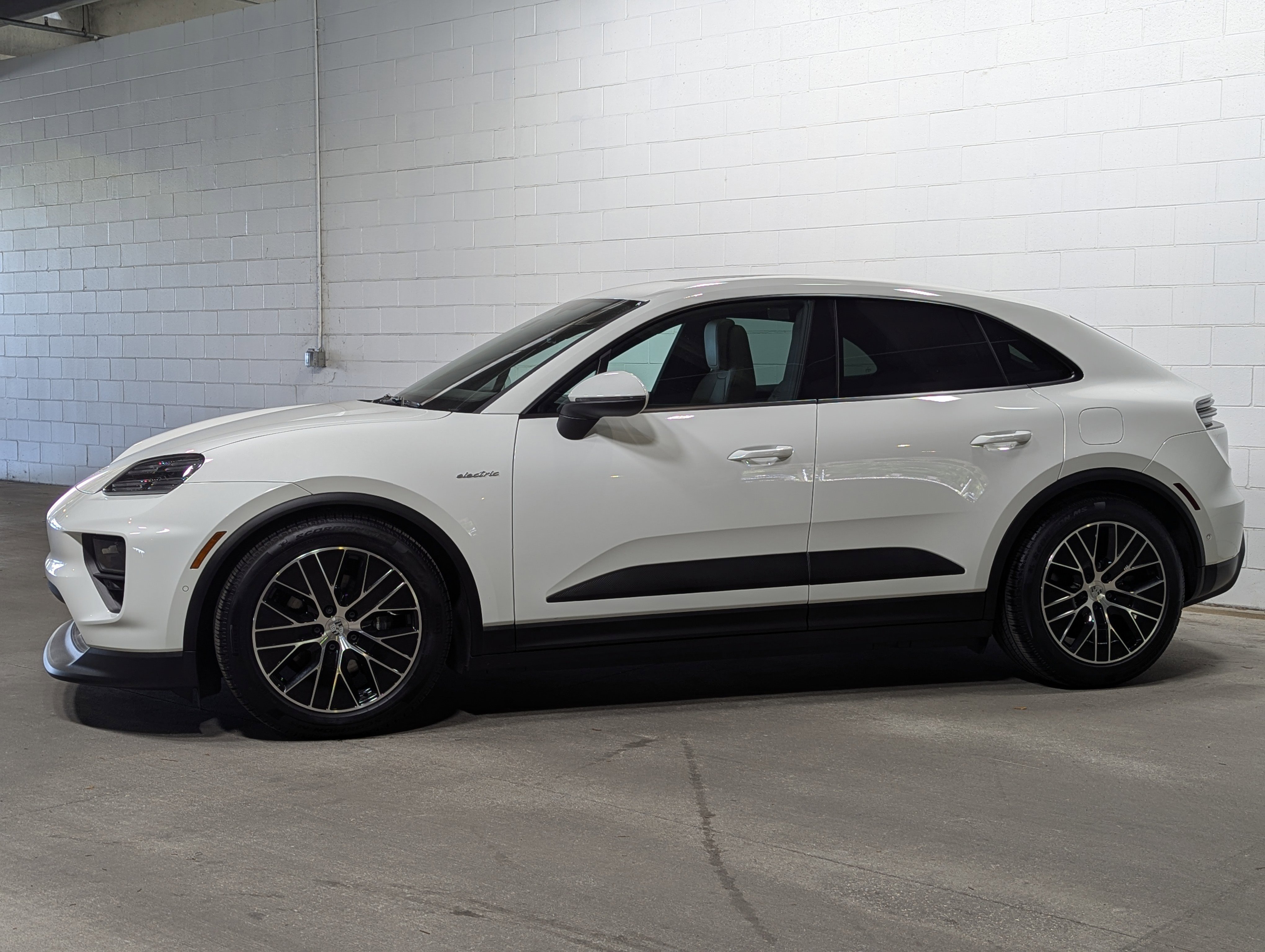 Certified 2025 Porsche Macan 4 Electric image 2
